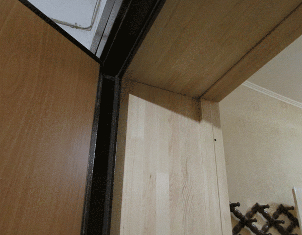 Произведена зашивка доборным столярным щитом стены между входной и второй входной дверьми